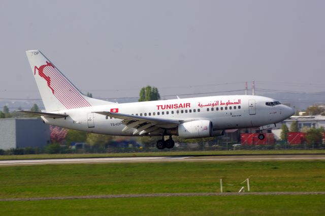 BOEING 737-600 (TS-IOP) - LFPO Landing 06