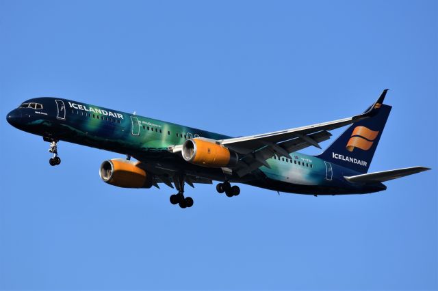 Boeing 757-200 (TF-FIU) - Icelandair (Aurora Borealis Livery) Boeing 757-256 arriving at YVR on Sept 4.