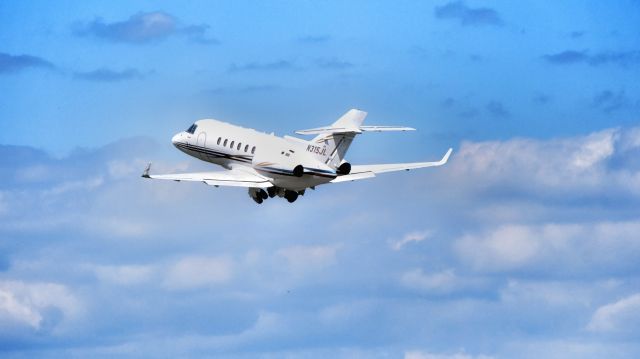 Hawker 800 (N315JL) - Raytheon Hawker 850XP Departing Runway 32 at New Bedford Regional Airport (27-May-2021)