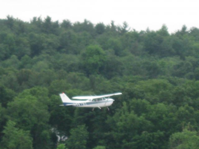 Cessna Skyhawk (N96792) - Off of runway 32.