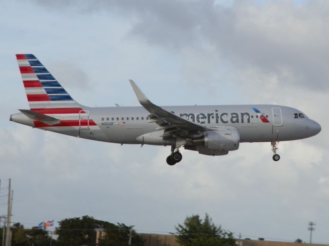 Airbus A319 (N9019F)