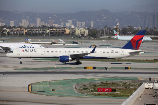 BOEING 757-300 (N596NW)