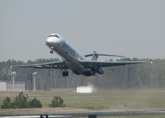 McDonnell Douglas MD-83 (N893GA) - Lifting off of runway 14 at the Shreveport Regional airport headed for Orlando Sanford.