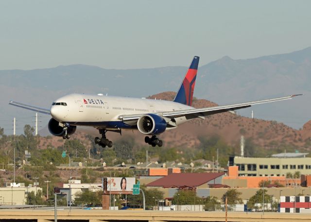 Boeing 777-200 (N709DN)