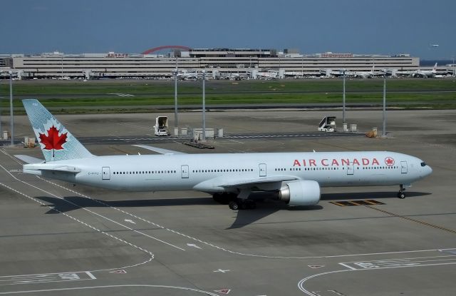 BOEING 777-300 (C-FITU) - Taxing at HND (2017/07/06)