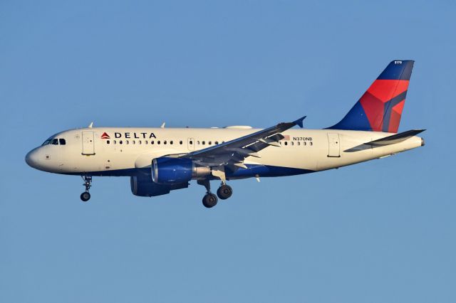 Airbus A319 (N370NB)