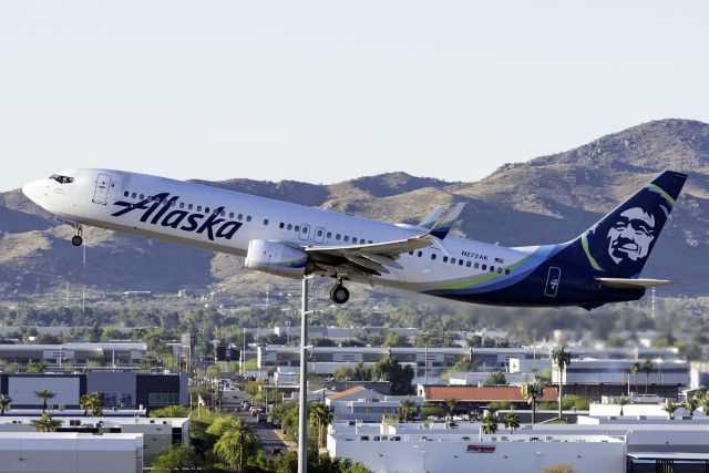 Boeing 737-900 (N272AK)