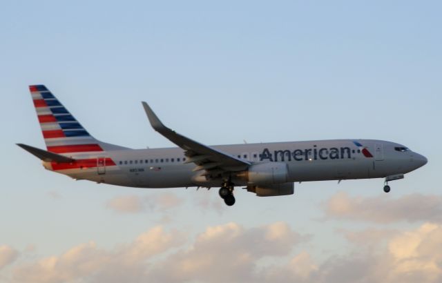 Boeing 737-800 (N851NN)