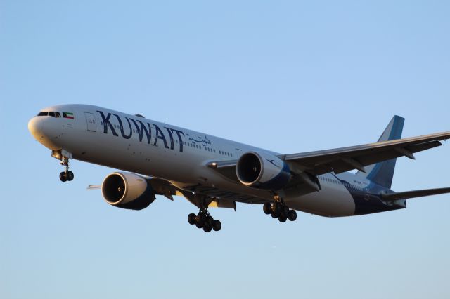 BOEING 777-300 (9K-AOK) - A Kuwait Airways B777-300ER on final approach into LHR, landing on runway 27L.br /br /Location: Myrtle Avebr /Date: 02.08.22 (dd/mm/yy)