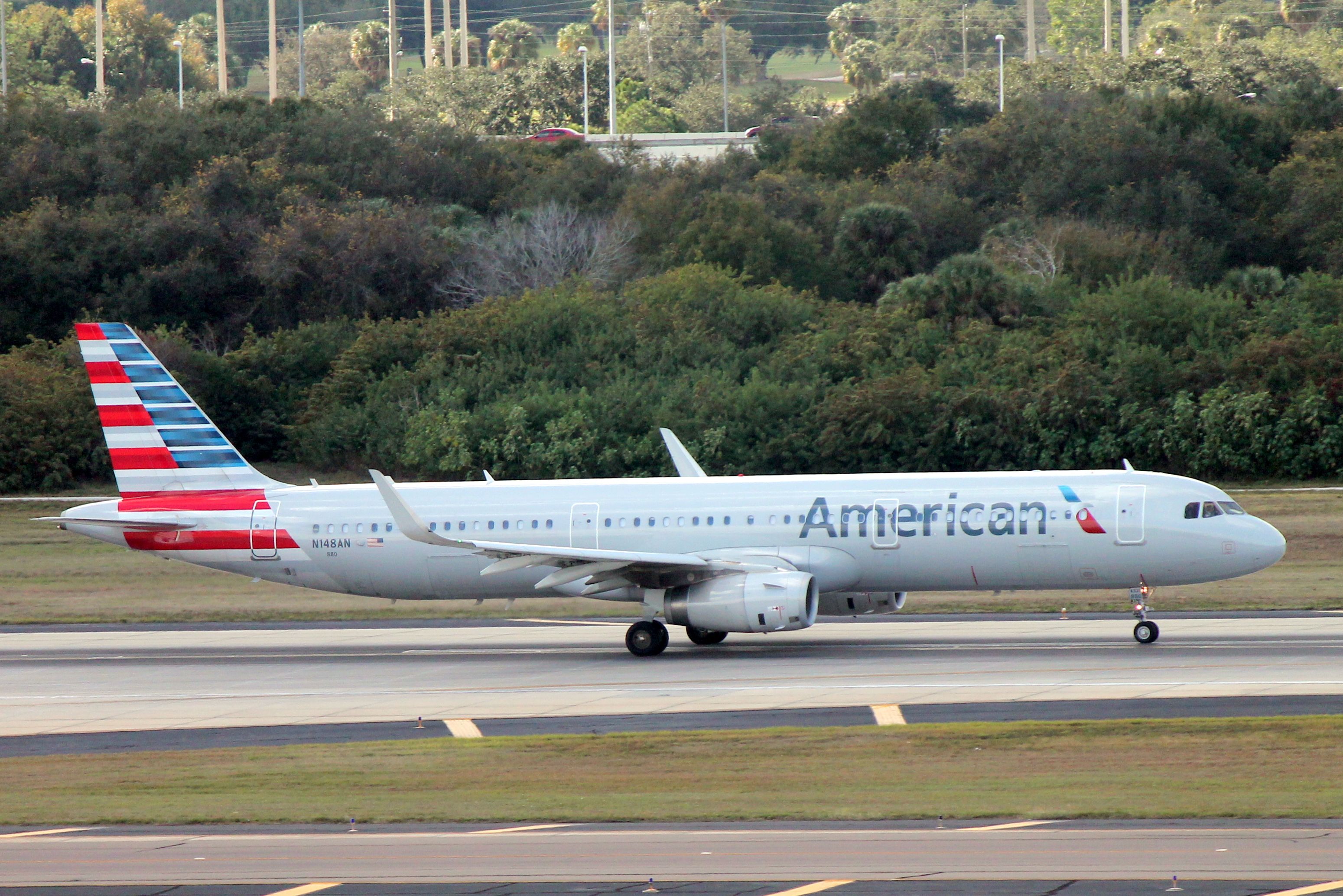 Airbus A321 (N148AN) - American Flight 2558 (N148AN) departs Tampa International Airport enroute to Dallas/Fort Worth International Airport