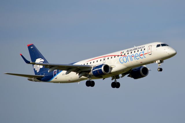 Embraer ERJ-190 (XA-ACJ) - Arriving DFW 05122013