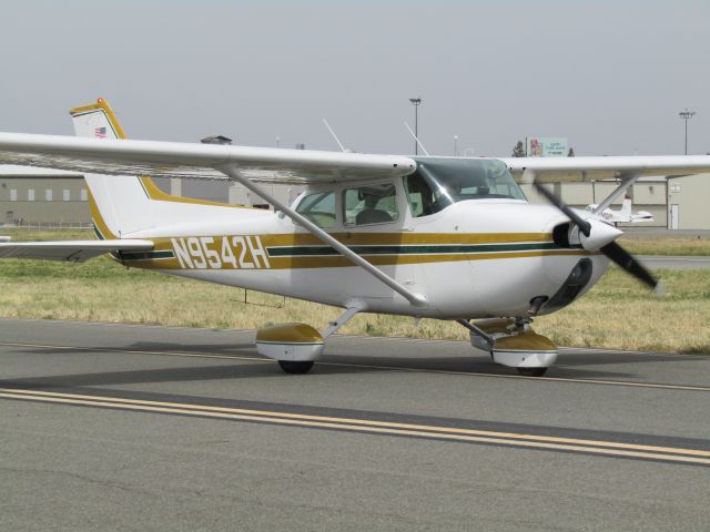 Cessna Skyhawk (N9542H) - Taxiing to run-up area