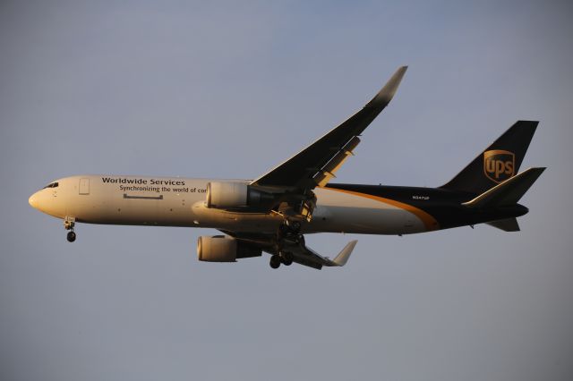 BOEING 767-300 (N347UP)