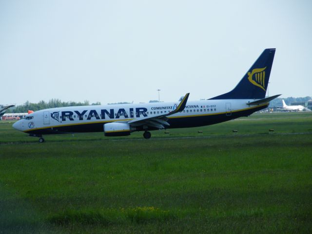Boeing 737-700 (EI-DYZ) - EI DYZ B737 RYANAIR EINN 04/06/13