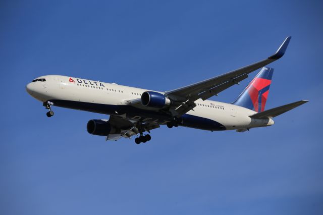 BOEING 767-300 (N183DN)