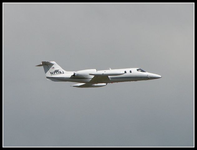 Learjet 35 (N717AJ)
