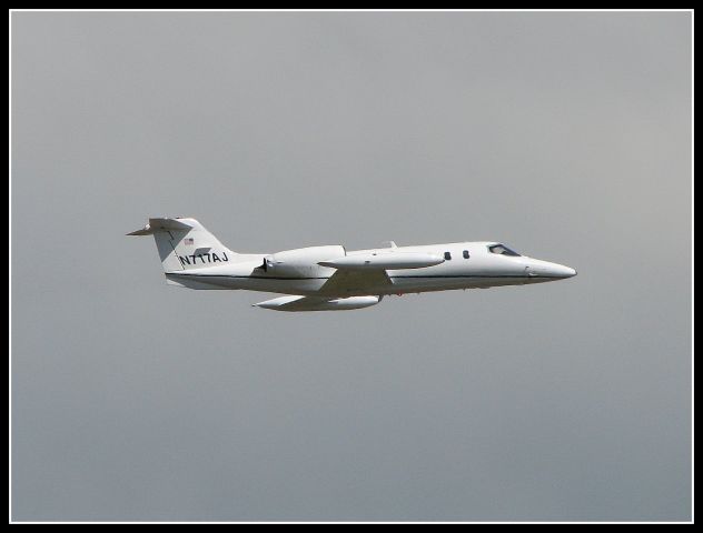 Learjet 35 (N717AJ)