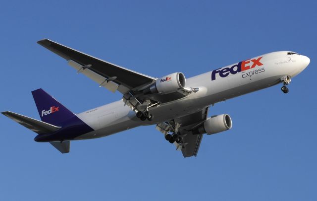 BOEING 767-300 (N103FE)