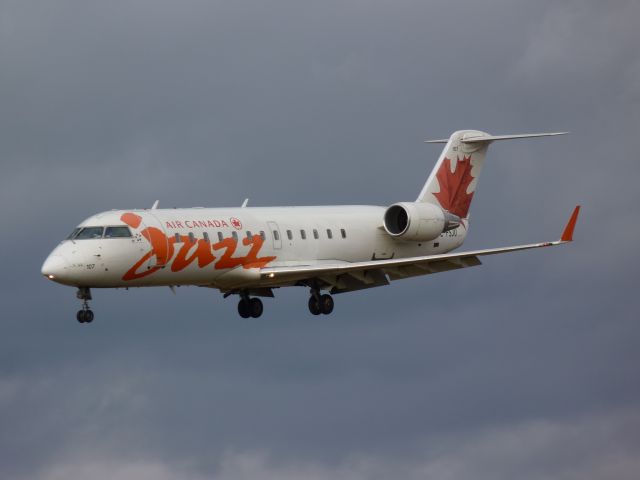 Canadair Regional Jet CRJ-200 (C-FSJU)