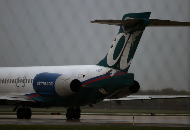 Boeing 717-200 (N960AT) - Looks like something hit the front/left of the tail... or the paint is just falling off