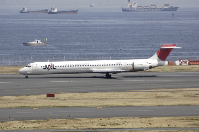 McDonnell Douglas MD-90 (JA8065)