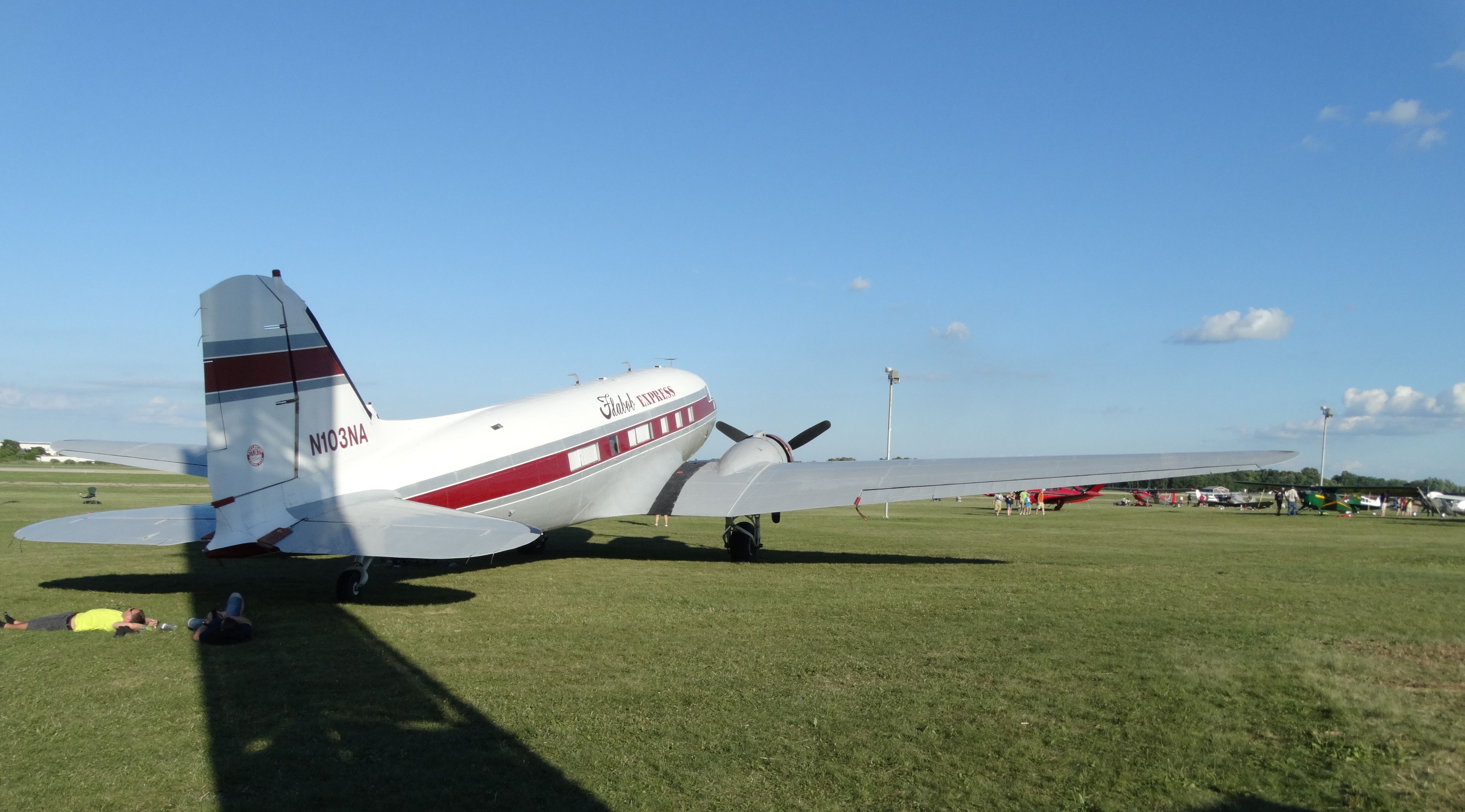 Douglas DC-3 (N103NA)