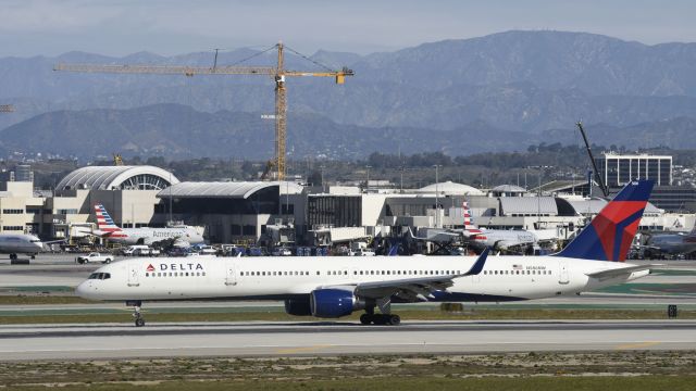 BOEING 757-300 (N586NW) - Taxiing to gate at LAX after landing on 25L