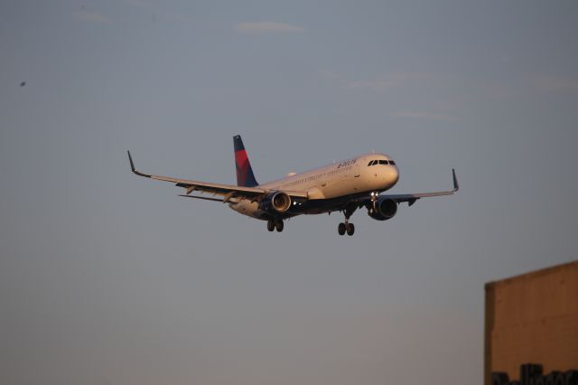 Airbus A321 (N105DX)