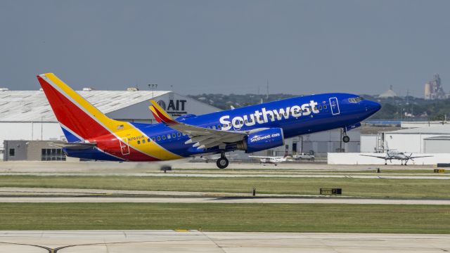 Boeing 737-700 (N764SW) - Departing 13Rbr /6/29/17