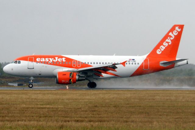 Airbus A319 (OE-LQC) - Landing on rwy 26 on 10-Aug-18 operating flight EZY2002 from LFML.