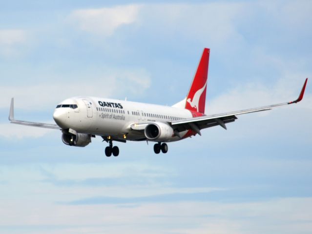 Boeing 737-800 (VH-VXT) - On short finals for runway 05. Thursday 12th July 2012.