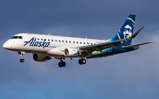 EMBRAER 175 (long wing) (N657QX)