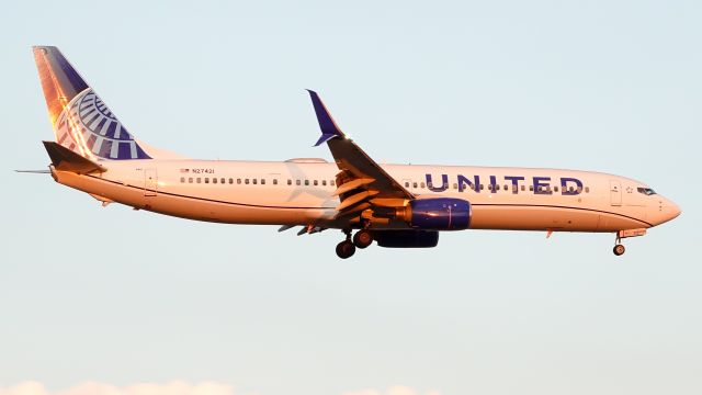 Boeing 737-900 (N27421) - A United Boeing 737-924(ER) coming into Newark's 22L with some pastel lighting during sunset.