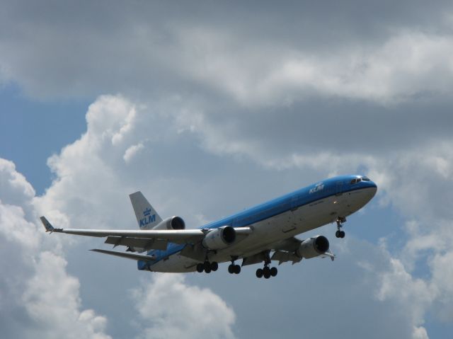 Boeing MD-11 (PH-KCK) - KLM MD-11 "The Flying Dutchman" on approach to Toronto [KLM 691]