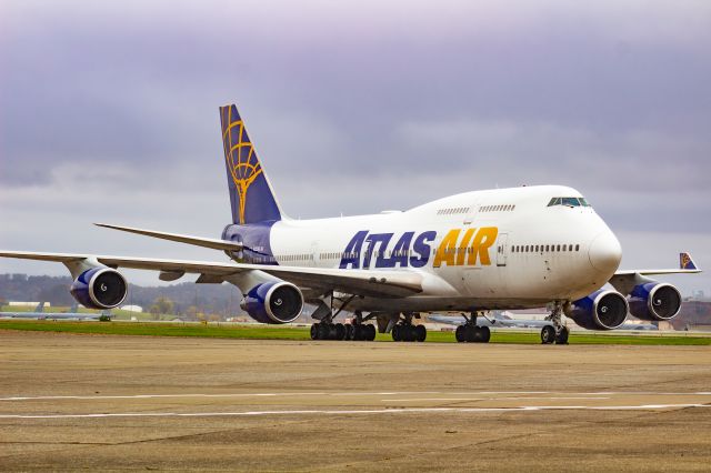 Boeing 747-400 (N322SG) - Atlas Air 747-400 as an NFL charter that dropped off the Jacksonville Jaguars the day before.