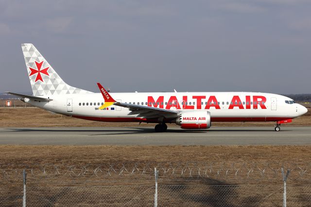 Boeing 737-700 (9H-VUB)