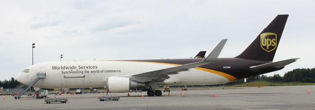 BOEING 767-300 (N320UP)