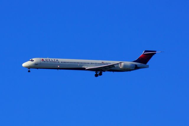 McDonnell Douglas MD-90 (N907DA) - Taken from Spring Point breakwater in South Portland, ME; landing at KPWM from KATL.