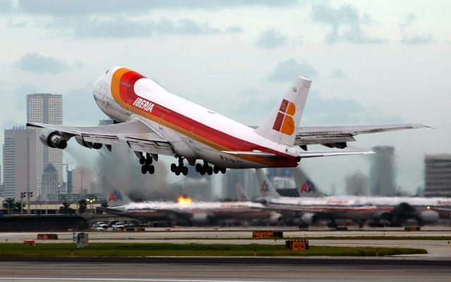 Boeing 747-200 (EC-DIA) - taking off from R-8R