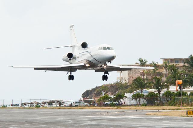 Dassault Falcon 900 (LX-SVW)