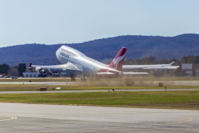 Boeing 747-400 (VH-OEJ) - Qantas (VH-OEJ) Boeing 747-438(ER) taking off at Canberra Airport.