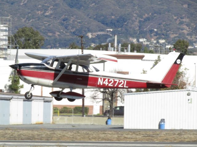 Cessna Skyhawk (N4272L) - Taking off from RWY 26L