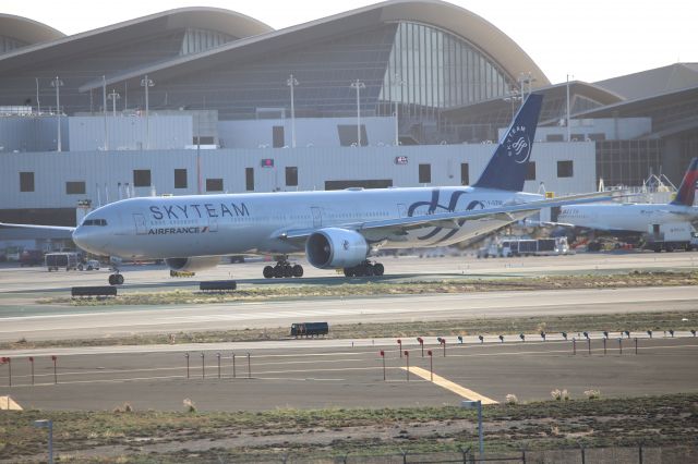 BOEING 777-300ER (F-GZNE)