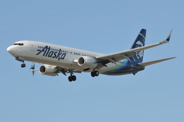 Boeing 737-900 (N237AK)