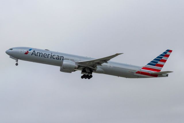 BOEING 777-300 (N735AT)
