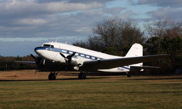 Douglas DC-3 (N61981)