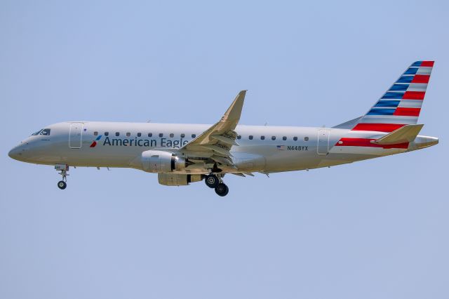 Embraer 175 (N448YX)