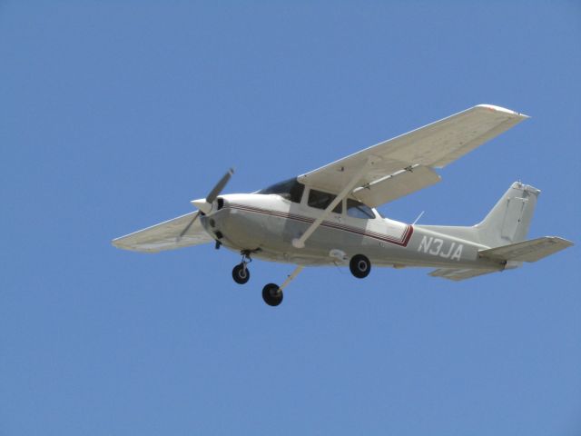 Cessna Skyhawk (N3JA) - Landing RWY 24