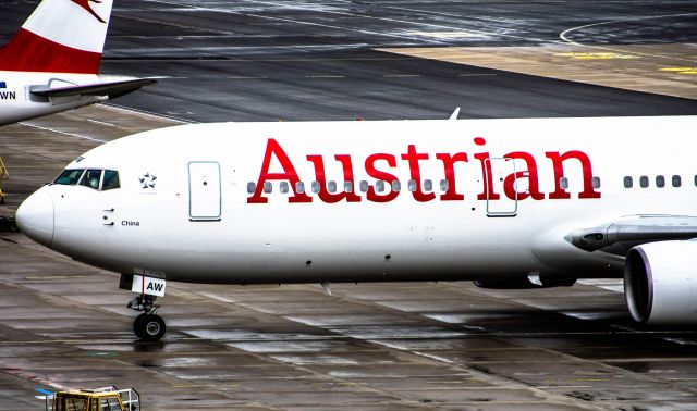 BOEING 767-300 (OE-LAW)