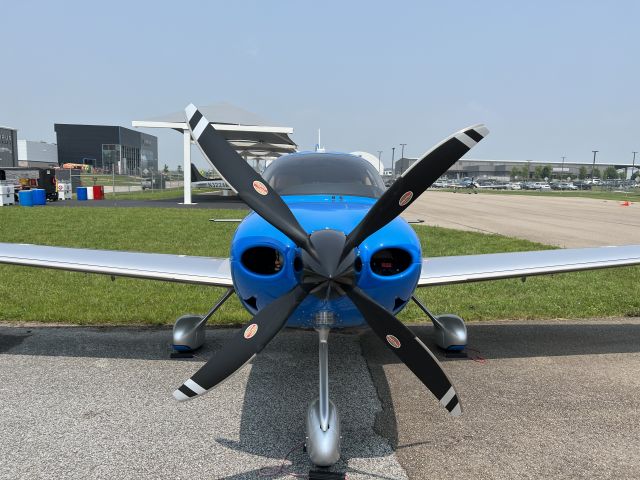 Cirrus SR-22 (N243RW)